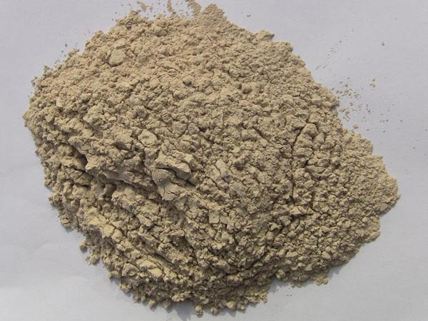 礬土性質(zhì) 礬土主要成分是氧化鋁，為煉鋁和耐火材料的主要原料。白色或灰白色，因含鐵而呈褐黃或淺紅色。密度3.45g/cm3，硬度1～3，不透明，質(zhì)脆。極難熔化，不溶于水，能溶于硫酸、氫氧化鈉溶液。 地區(qū)分布 中國鋁土礦資源比較豐富，在全國18個省、自治區(qū)、直轄市已查明鋁土礦產(chǎn)地205處，其中大型產(chǎn)地72處（不包括臺灣），主要分布在山西、山東、河北、河南、貴州、四川、廣西、遼寧、湖南等地。 投資前景 1.可用于煉鋁工業(yè)。用于國防、航空、汽車、電器、化工、日常生活用品等。 2.可用于精密鑄造。礬土熟料加工成細(xì)粉做成鑄模后精鑄。用于軍工、航天、通訊、儀表、機械及醫(yī)療器械部門。 3.可用于耐火制品。高鋁礬土熟料耐火度高達(dá)1780℃，化學(xué)穩(wěn)定性強、物理性能良好。 4.硅酸鋁耐火纖維。用于鋼鐵、有色冶金、電子、石油、化工、宇航、原子能、國防等多種工業(yè)，消防人員可用耐火纖維布做成衣服。 5.制造礬土水泥、研磨材料、陶瓷工業(yè)以及化學(xué)工業(yè)可制鋁的各種化合物。 鋁礬土磨粉制備 鋁礬土粉是選用煅燒過的熟鋁礬土礦石用雷蒙磨加工制成的細(xì)粉，粒度通常為100目-325目，在耐火材料行業(yè)得到了廣泛的應(yīng)用。通常加工的流程為先經(jīng)顎式破碎機進(jìn)行破碎，然后篩分進(jìn)入鋁礬土雷蒙磨或鋁礬土超細(xì)磨粉機中，進(jìn)行鋁礬土粉制備，使其應(yīng)用更加廣泛。