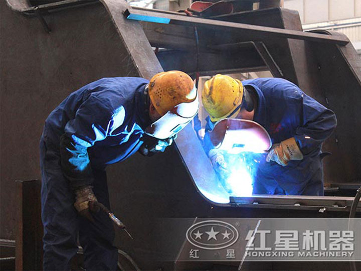 車間生產(chǎn)加工移動(dòng)破碎機(jī)，每一臺(tái)設(shè)備都是匠心打造