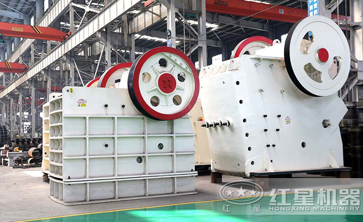 顎式破碎機(jī)實(shí)拍圖，型號(hào)多樣，價(jià)格在10-80萬(wàn)之間